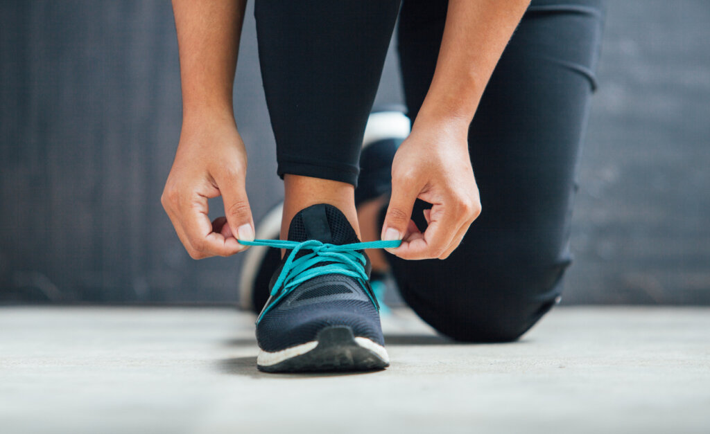Mujer atándose los cordones