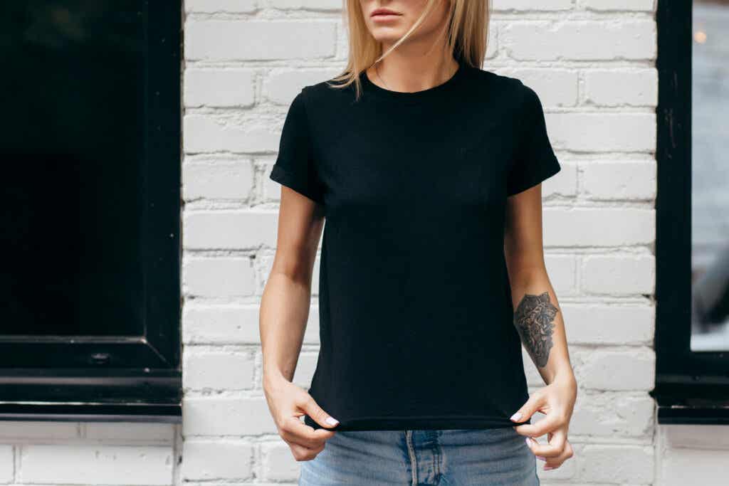 Mujer con camiseta negra