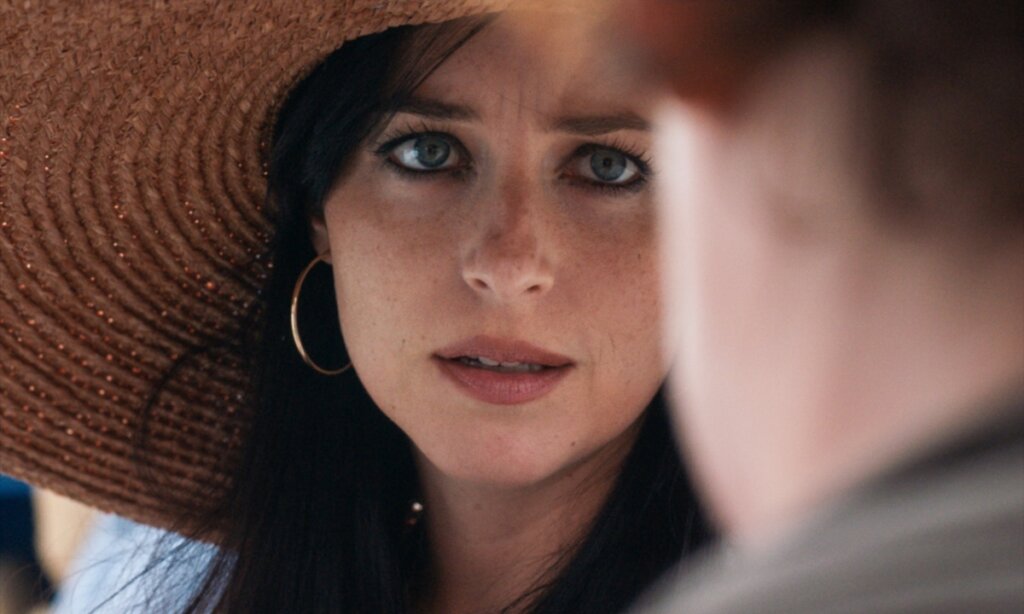 Dakota Johnson en La hija oscura