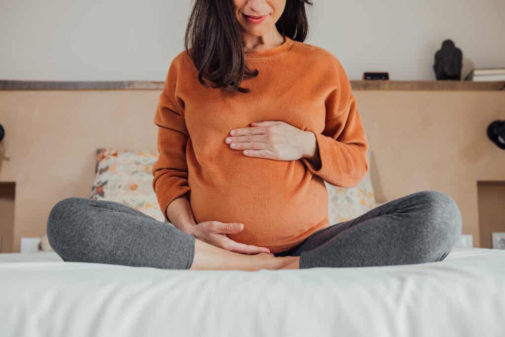 schwangere Frau denkt an ihre Bindungstraumata