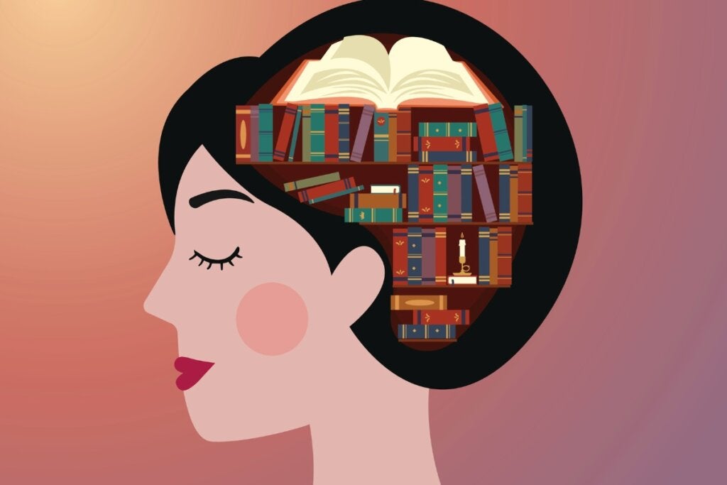 Mujer con el libro en el cerebro