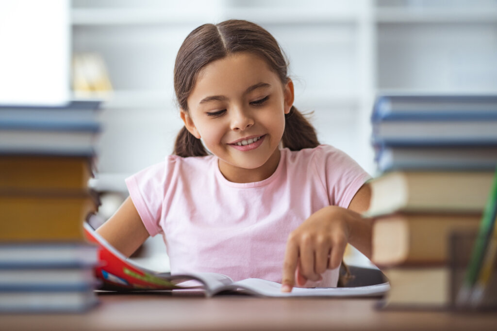 Niña contenta estudiando