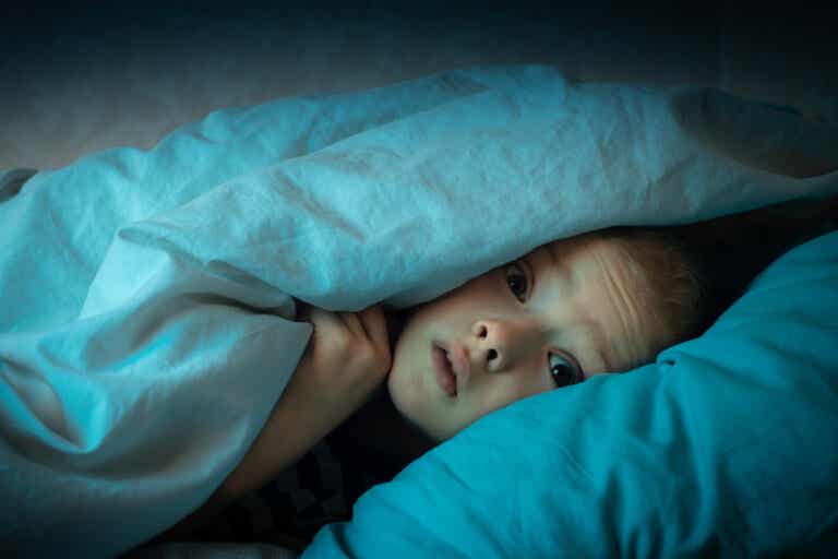 Mi hijo tiene miedo a dormir solo: ¿qué hago?