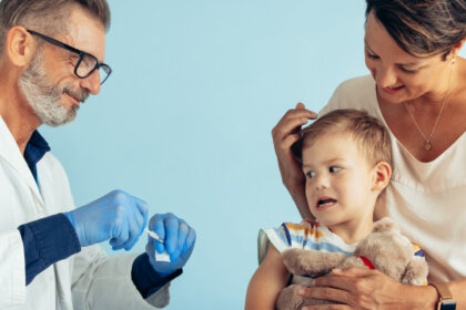 6 claves para tranquilizar a tu hijo durante una inyección