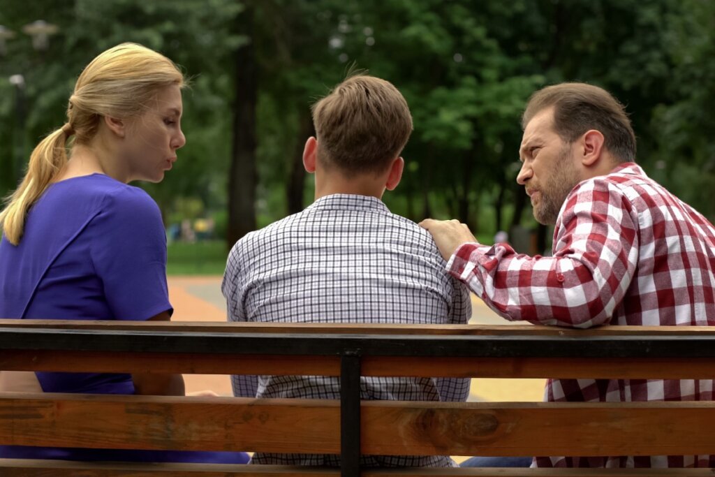 Ouders praten met hun zoon