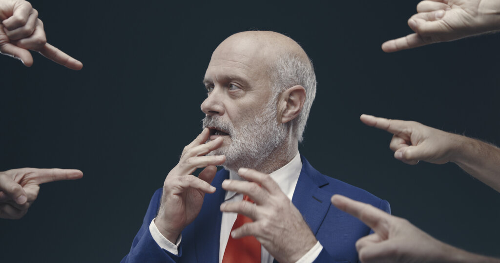 Mensen wijzen naar een man