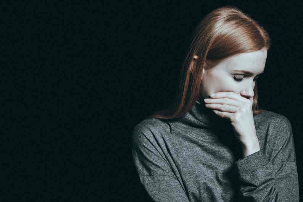 Chica triste con los ojos cerrados pensando en cómo la depresión afecta a nuestro autoconcepto