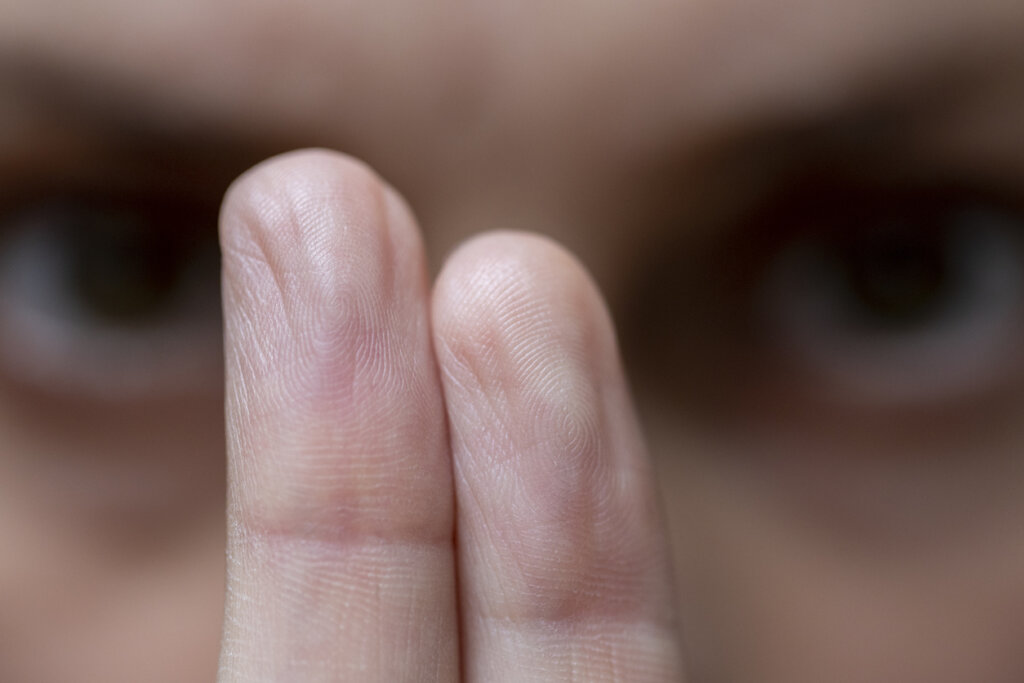 Dedos de un psicólogo haciendo EMDR