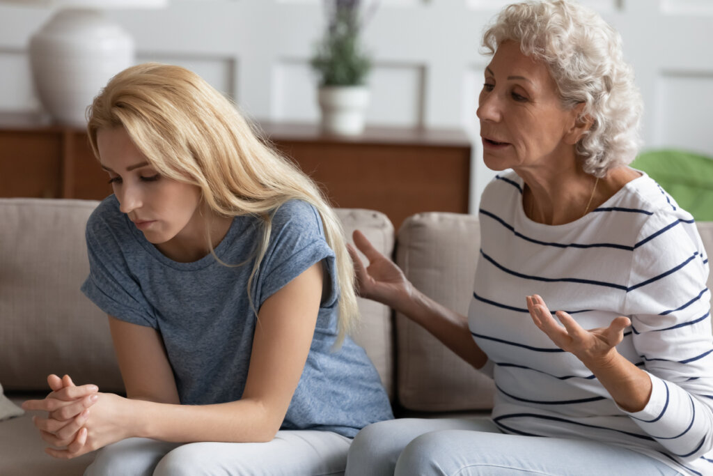 Daughter angry with her mother, an example of parents who invalidate