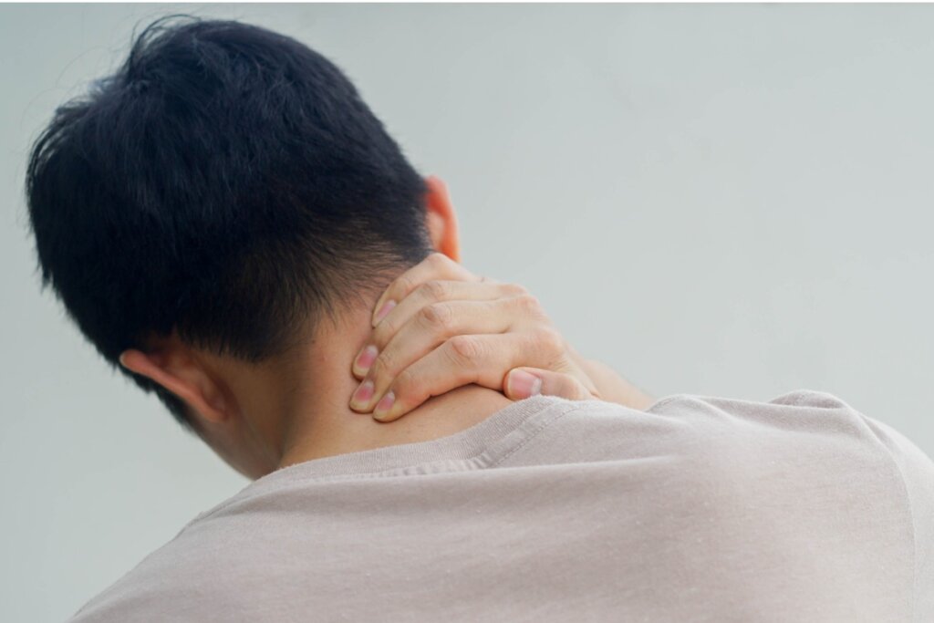 Hombre con dolor en el cuello por enfermedad crónica