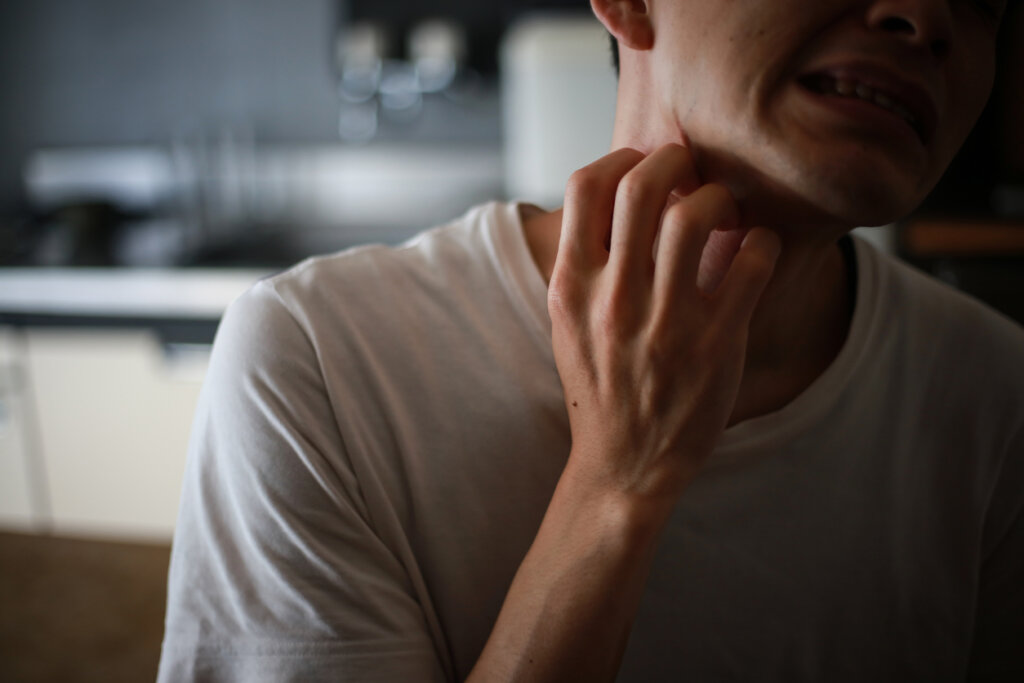Hombre rascándose el cuello