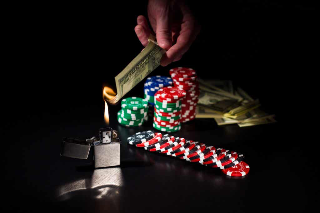 Fichas de casino, fuego y dinero
