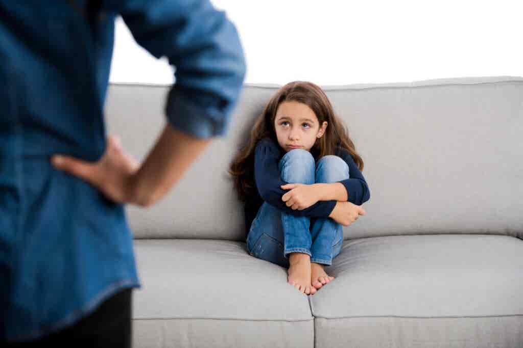 Madre castiga a su hija por mal comportamiento