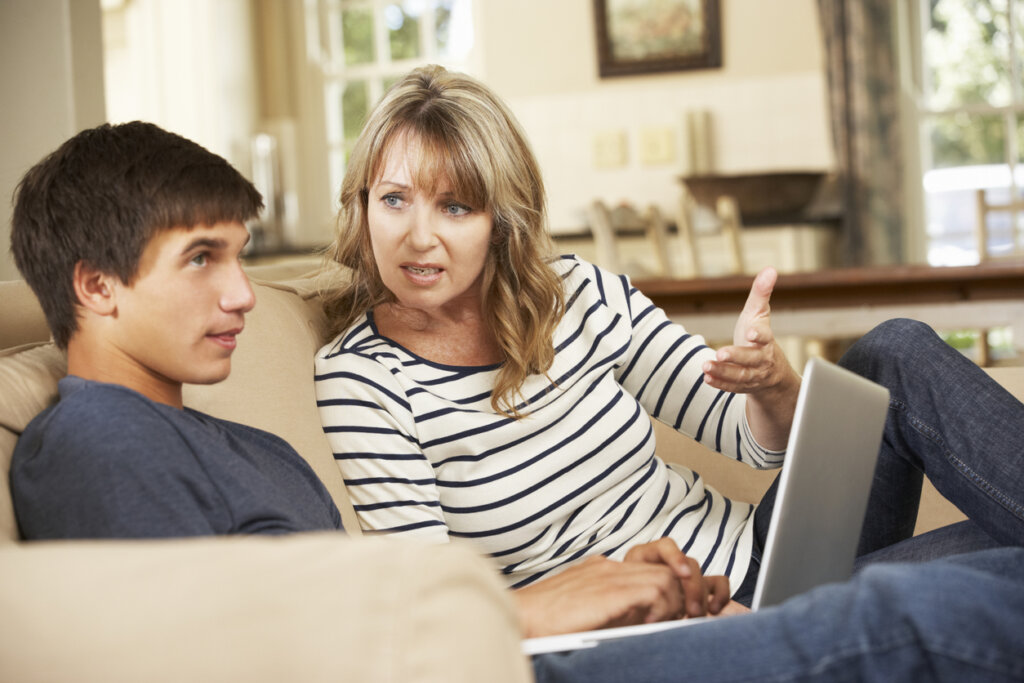 Madre hablando con su hijo adolescente