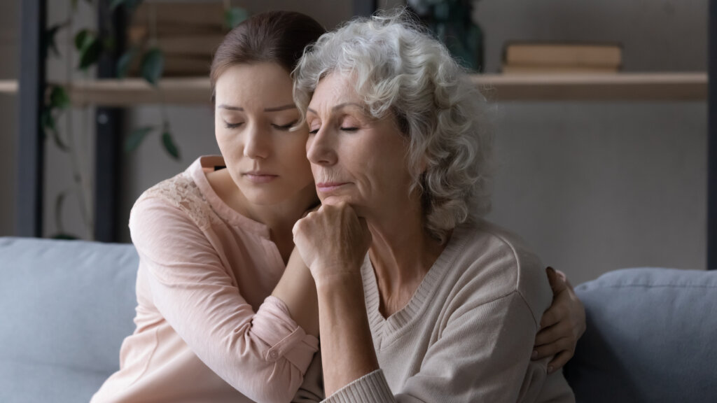 Madre e hija adultas tristes