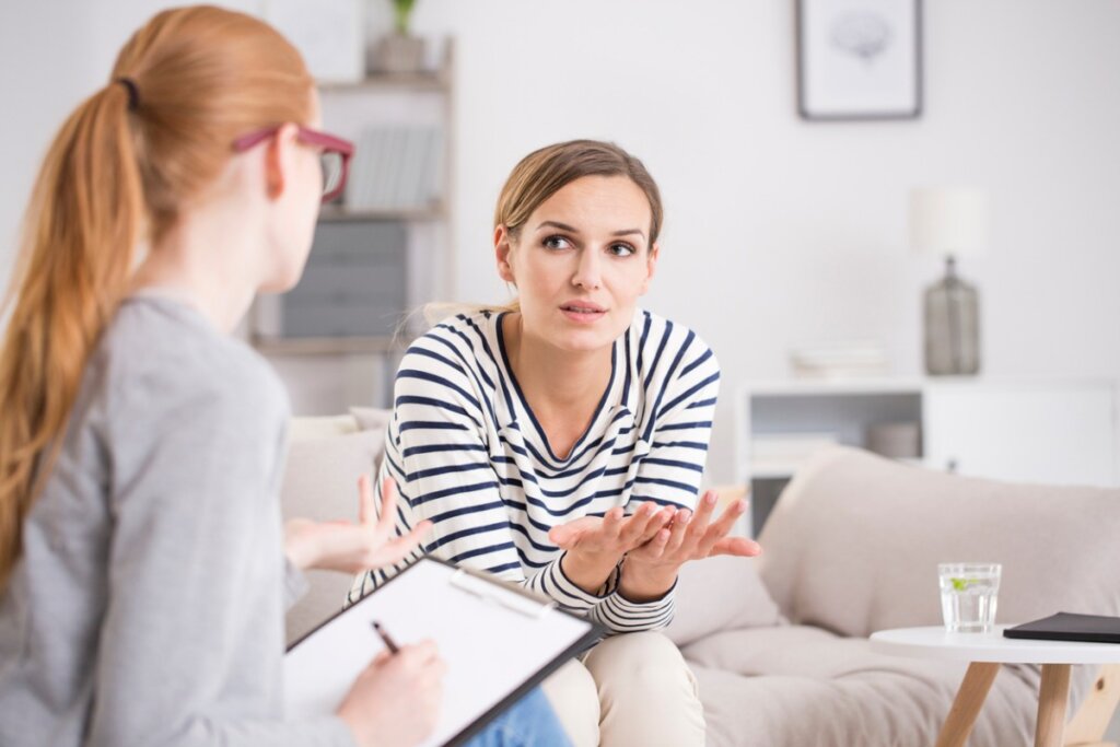 chica en terapia comprendiendo por qué la depresión nos impide creer en los comentarios positivos