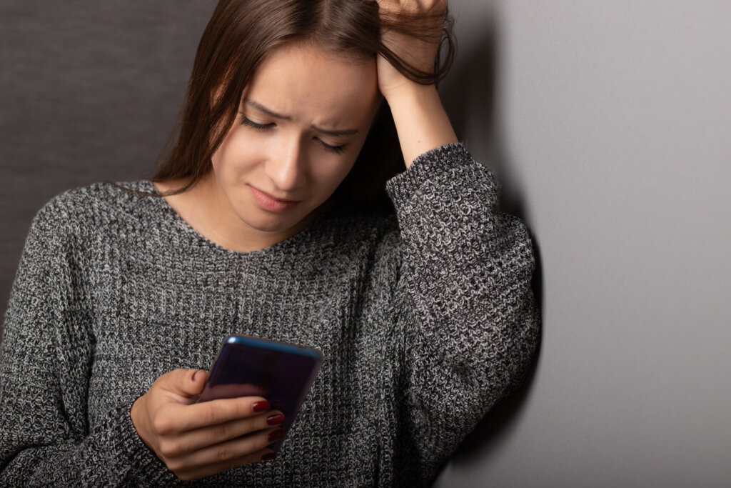 Femme anxieuse regardant des applications de rencontres