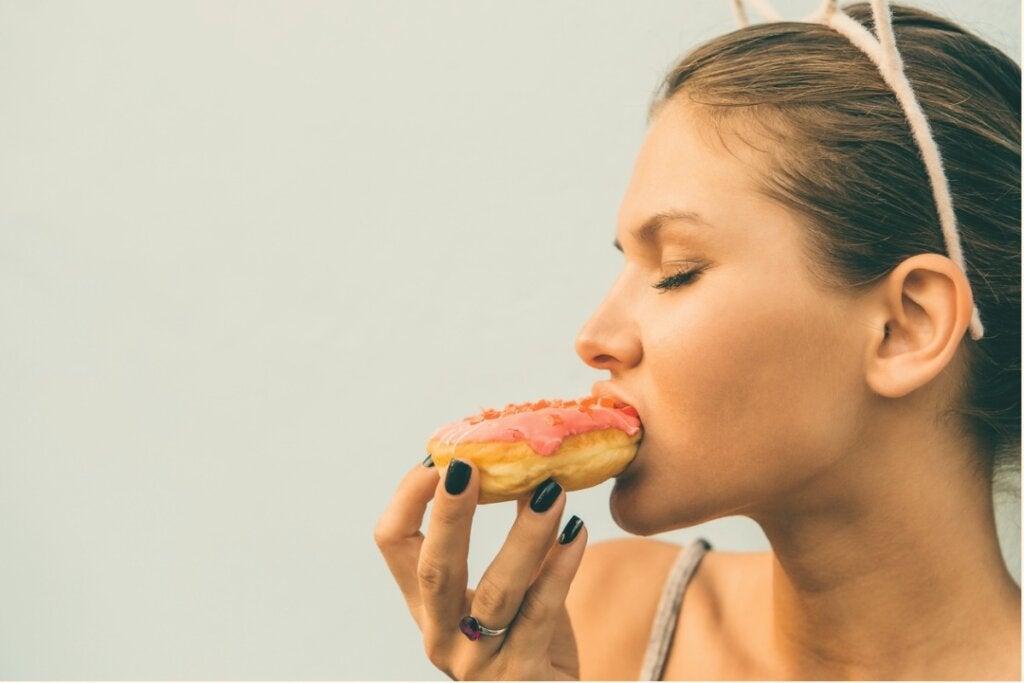 Mulher comendo um donut