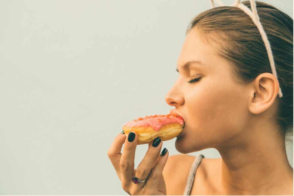 Mujer comiendo un donut