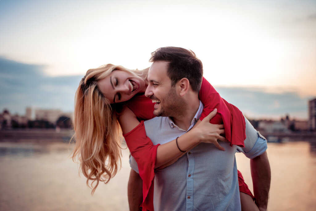 Mujer en la espalda de su pareja feliz