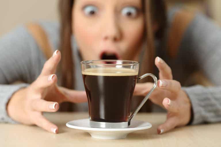 Mujer con problema de adicción a la cafeína