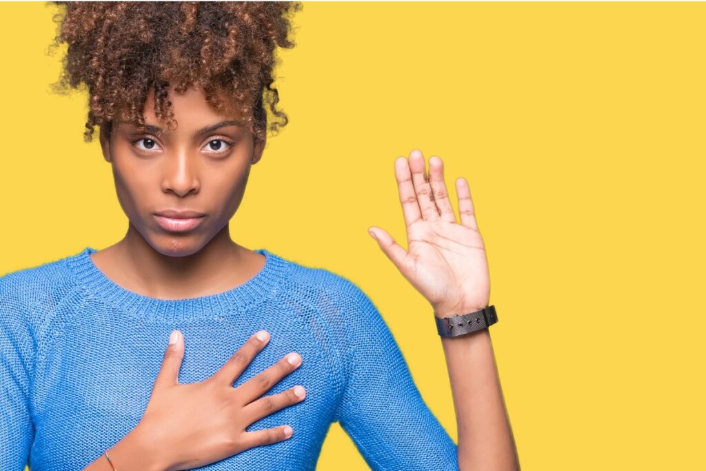 Mujer haciendo una señal de lealtad
