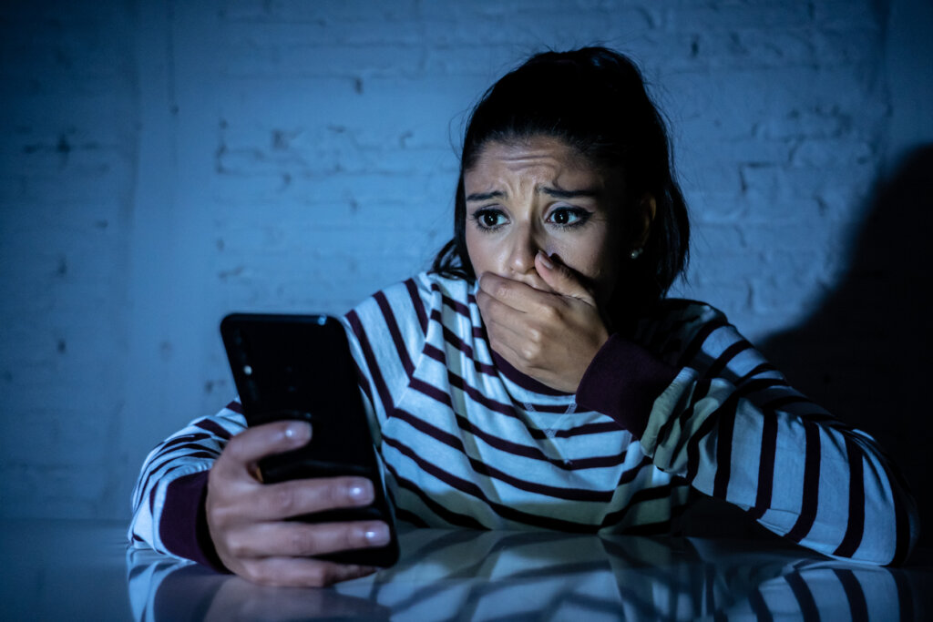 Femme effrayée par le mobile