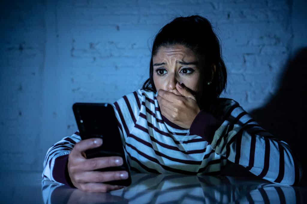 Frau mit Smartphone liest falsche Informationen 
