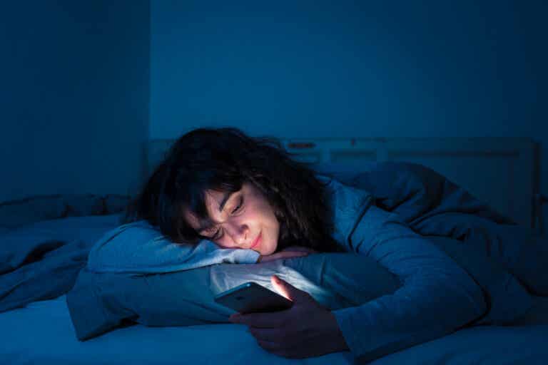 Apagar el móvil antes de ir a dormir mejorará tu salud