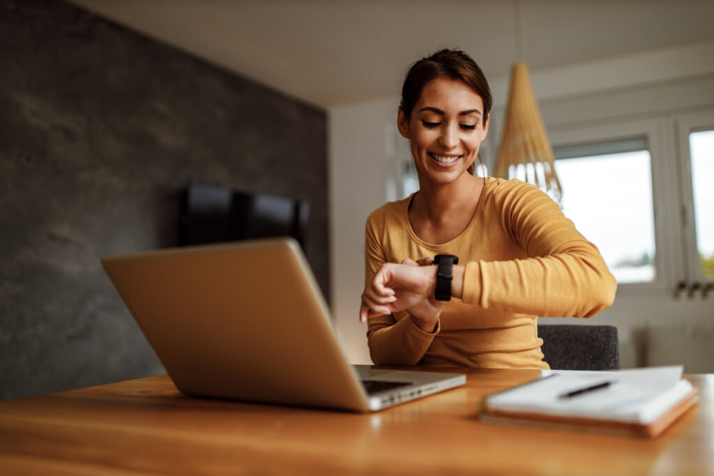 Heureuse femme regardant l'horloge
