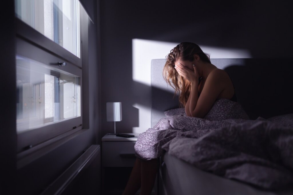 Mujer triste está deprimida en su cama