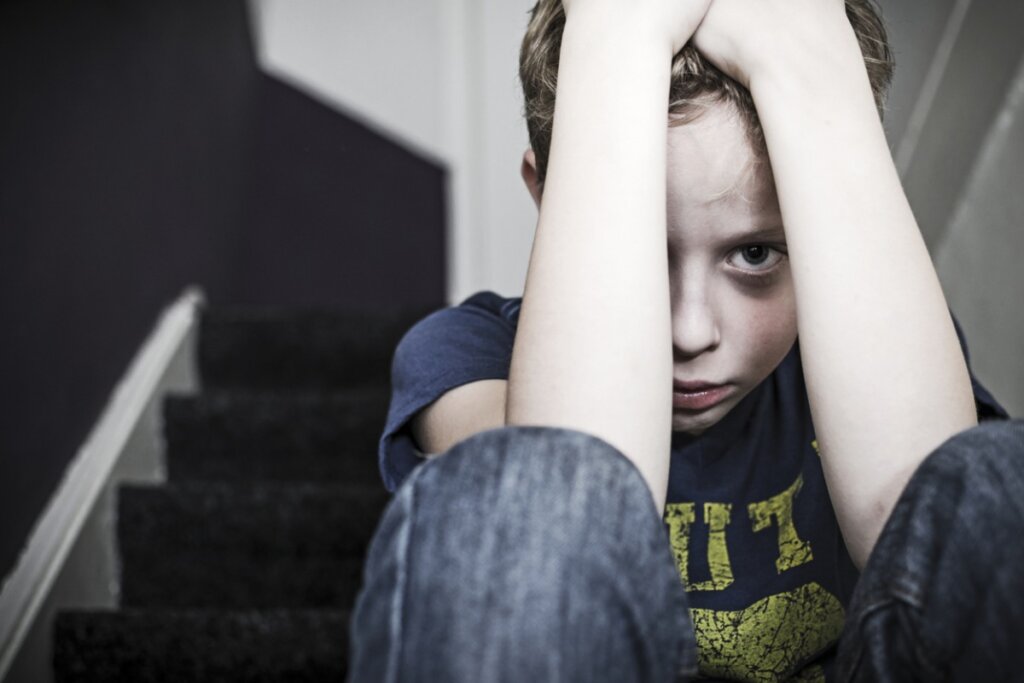 Un enfant est triste parce qu'il ne sait pas ce qui est mieux Rivaliser ou coopérer