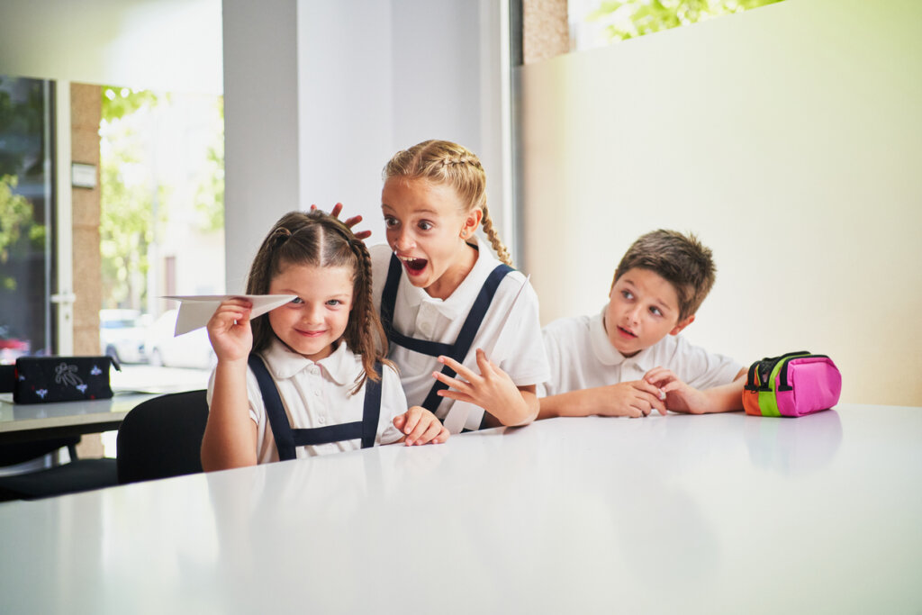 Niños con mal comportamiento en clase
