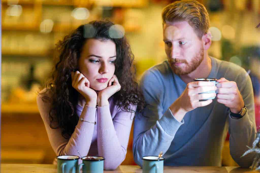 Frau hat Angst vor Vertrautheit und emotionaler Nähe