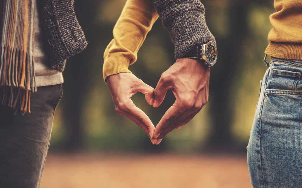 Couple formant un coeur avec leurs mains