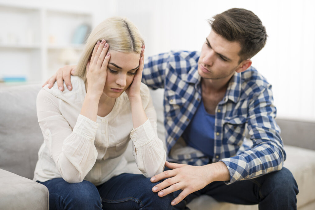 Pareja preocupada por ansiedad e infertilidad