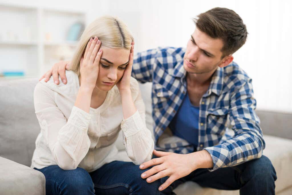 Casal preocupado sobre como a ansiedade afeta o amor