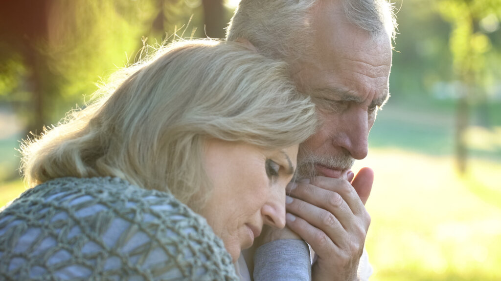 Personas mayores tristes por duelo familiar