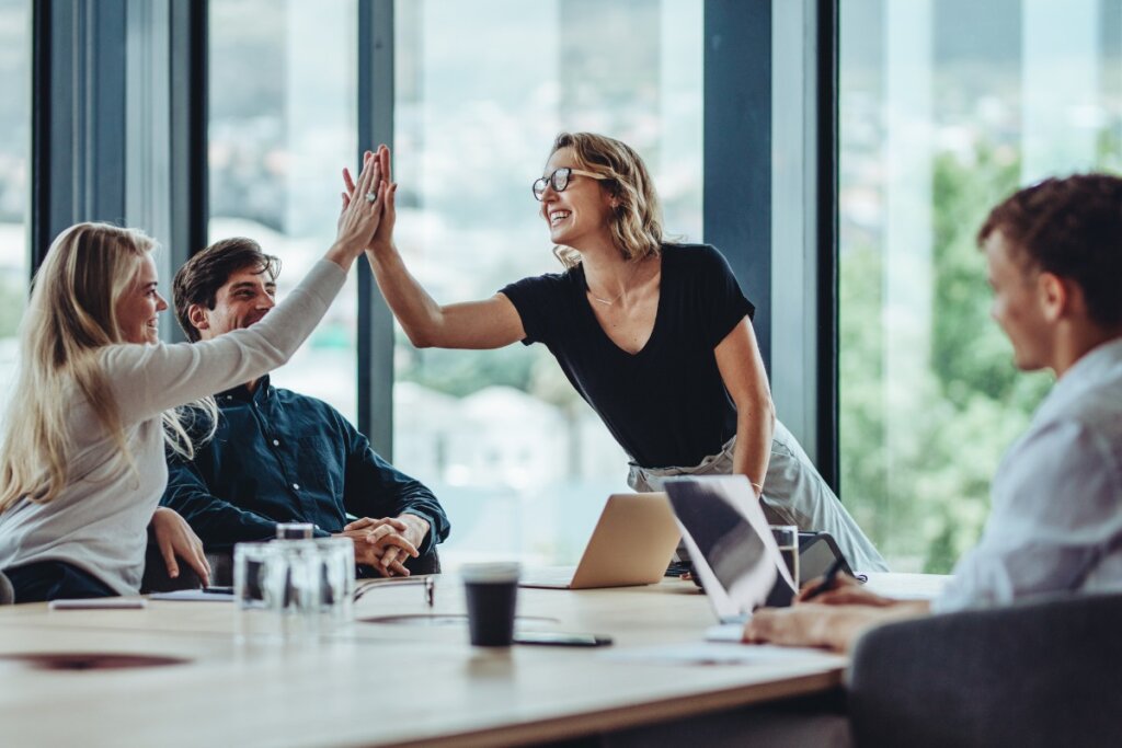 Des personnes travaillant en équipe