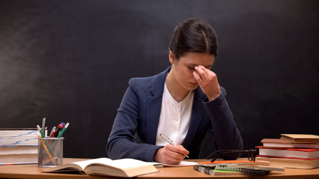 Profesora estresada en clase