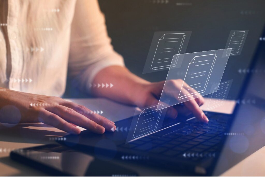 Le programmeur travaille sur son ordinateur portable avec un écran virtuel analysant les biais algorithmiques