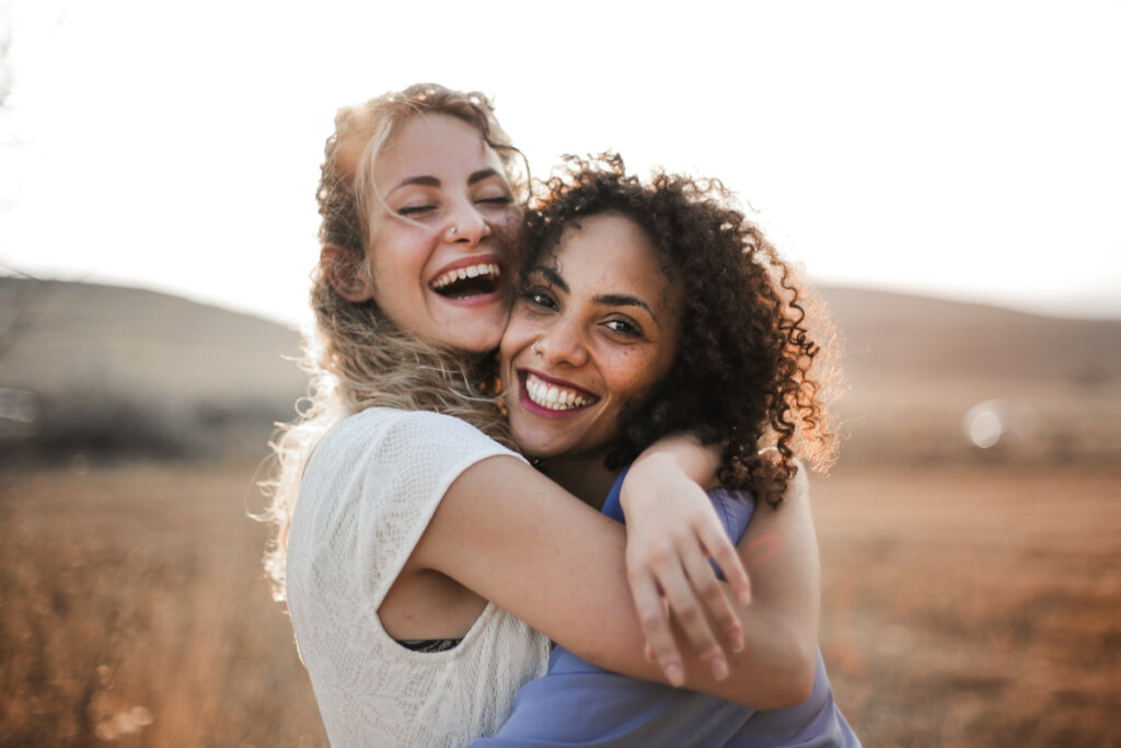 Des amis se serrent les coudes pour montrer comment pratiquer la gratitude lorsque vous êtes déprimé