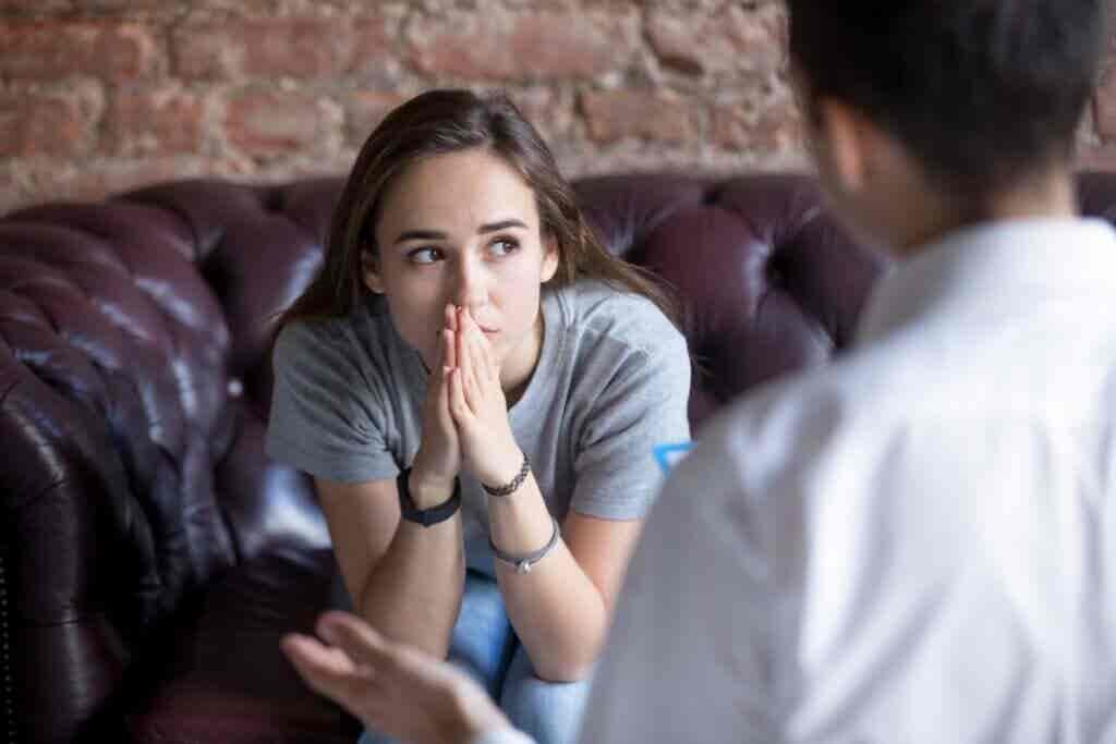 Chica preocupada en la terapia psicológica debido a la Mentalidad de abandono