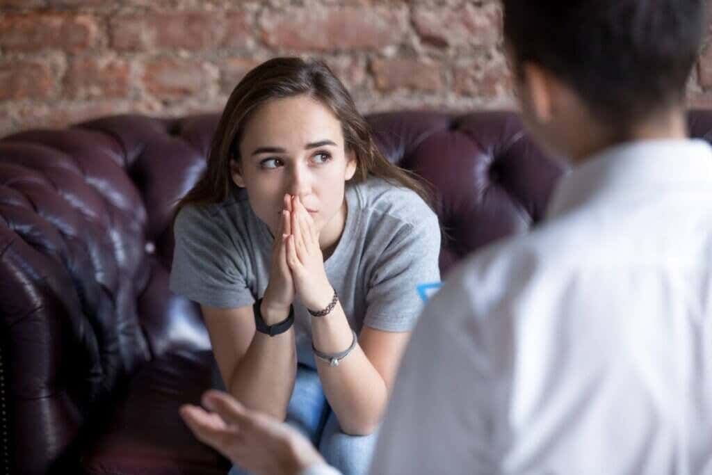 Chica preocupada en la terapia psicológica tratando los límites porosos