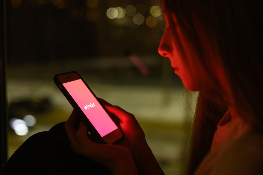 Chica viendo una app para ligar