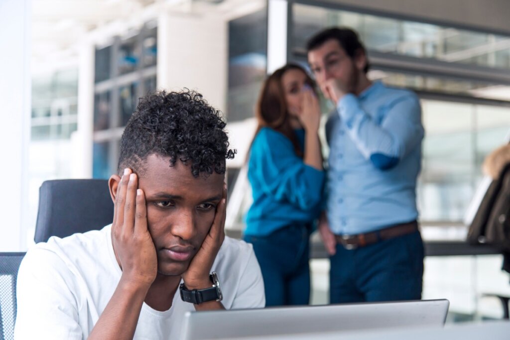 Twee collega's roddelen over een derde collega