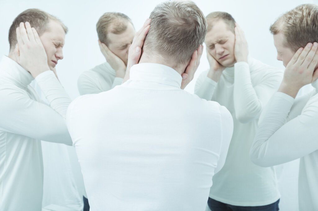 Meerdere versies van een man met zijn handen over zijn oren