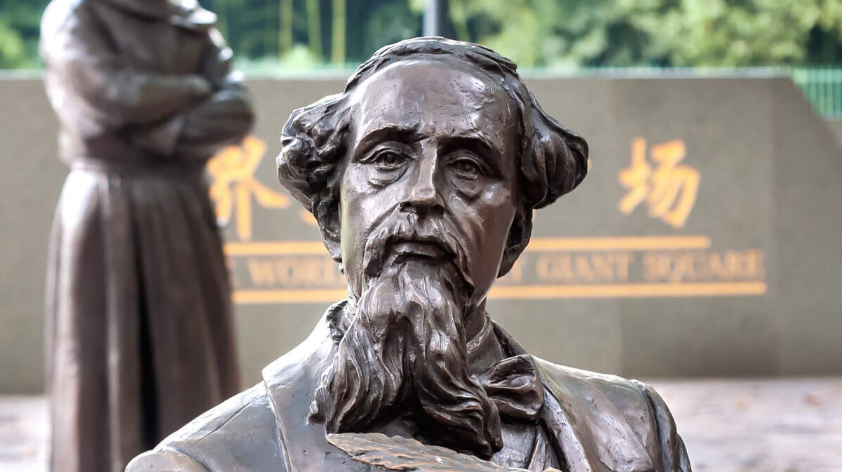 Estatua del escritor inglés Charles Dickens en Shanghai.