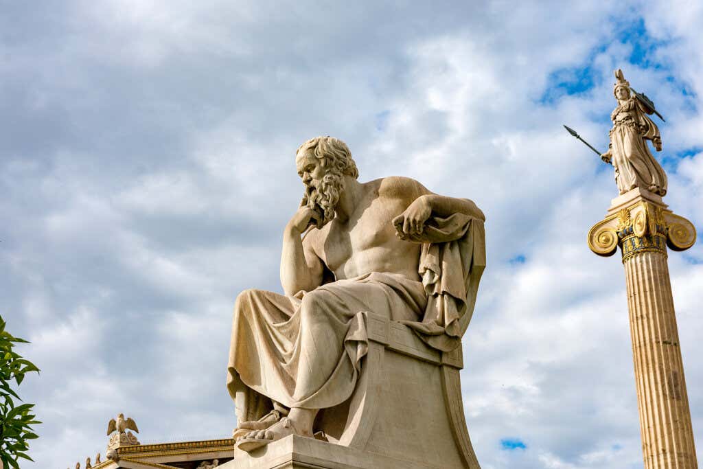 Statuen av Sokrates med statuen av Athena bak.
