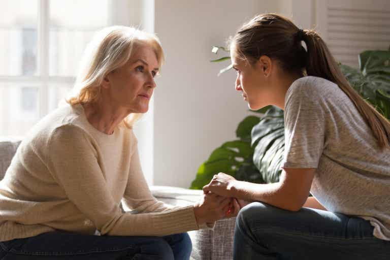 Hija hablando con su madre mayor sobre las personas que envejecen mal